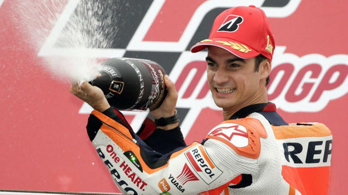 -FOTODELDIA- KMA08 TOKIO (JAPÓN) 11/10/2015.- El piloto español de MotoGP Dani Pedrosa, de Repsol Honda, celebra tras ganar el Gran Premio de Japón de motociclismo en el circuito de Motegi, al norte de Tokio (Japón) hoy, 11 de octubre de 2015. EFE/Kimimasa Mayama