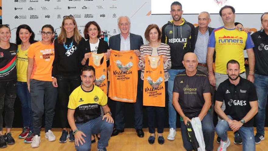 Presentación del Medio Maratón de Valencia con los clubes de corredores.