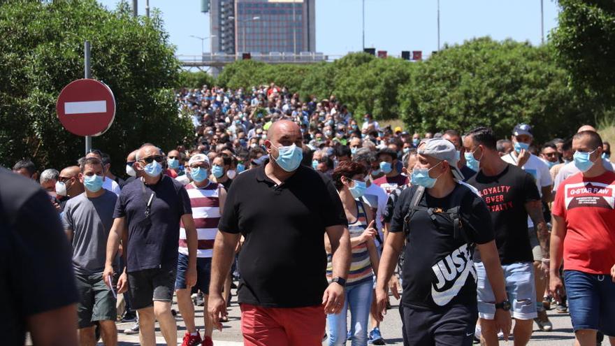 Pla general dels treballadors de Nissan manifestant-se pel tancament de la planta a la Gran Via de Barcelona.