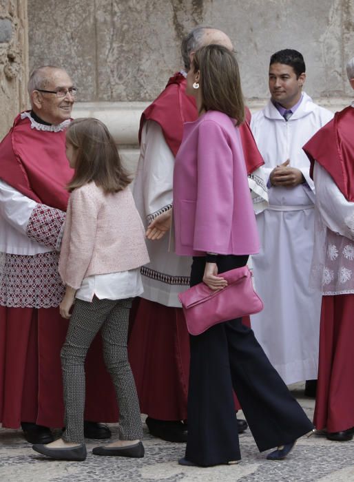 Los Reyes asisten a la misa de Pascua