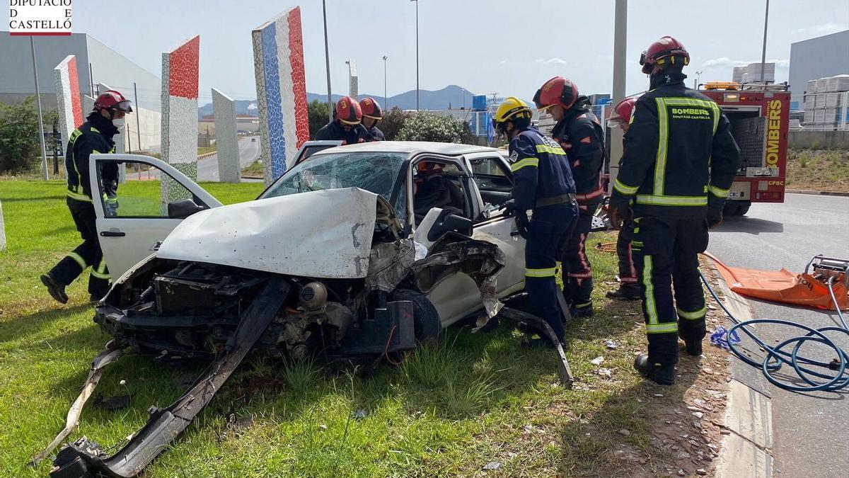 Imagen de los bomberos trabajando en el vehículo implicado en el accidente.