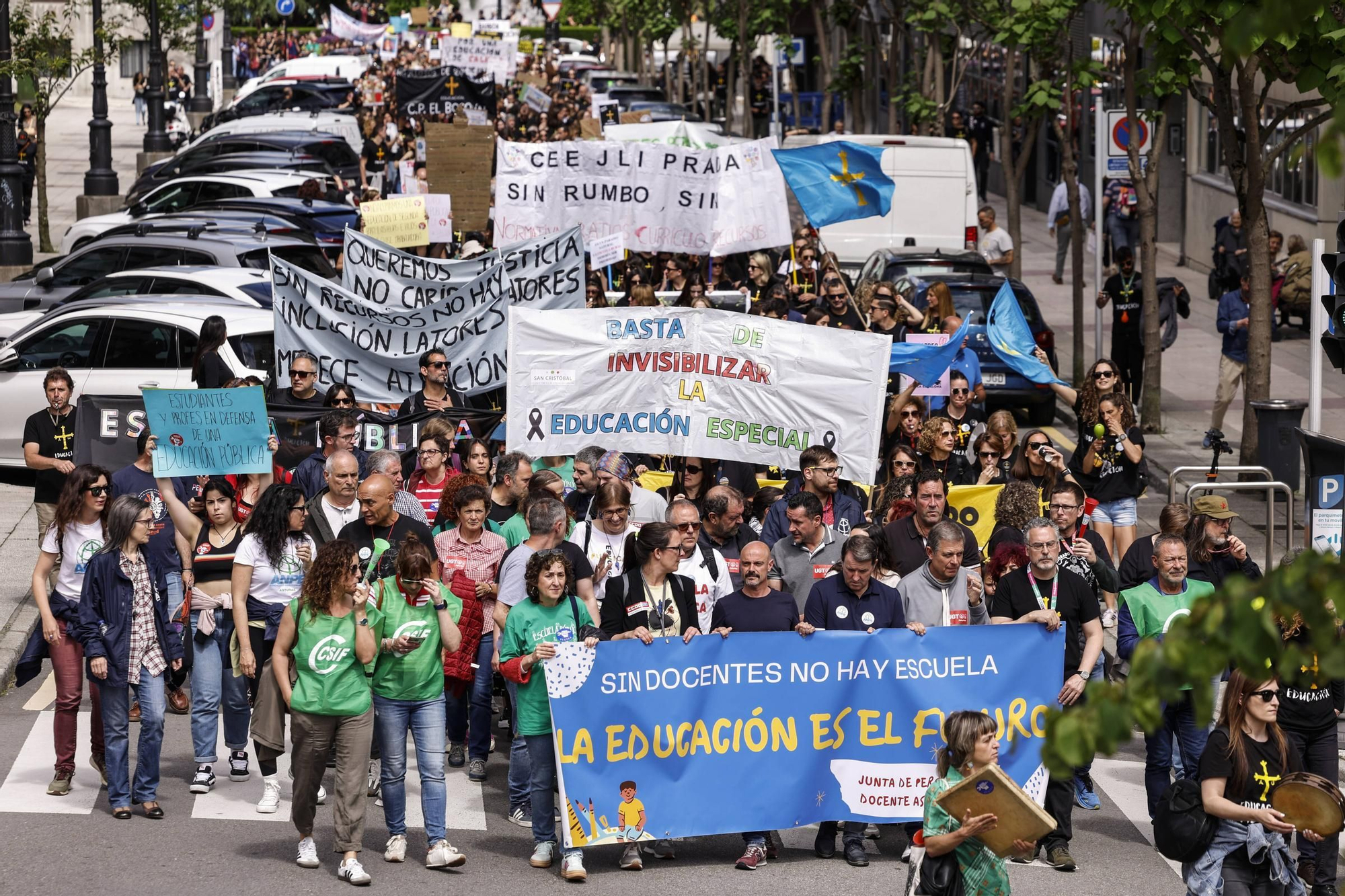 EN IMÁGENES: Cientos de profesores se manifiestan en Oviedo en la cuarta jornada de huelga