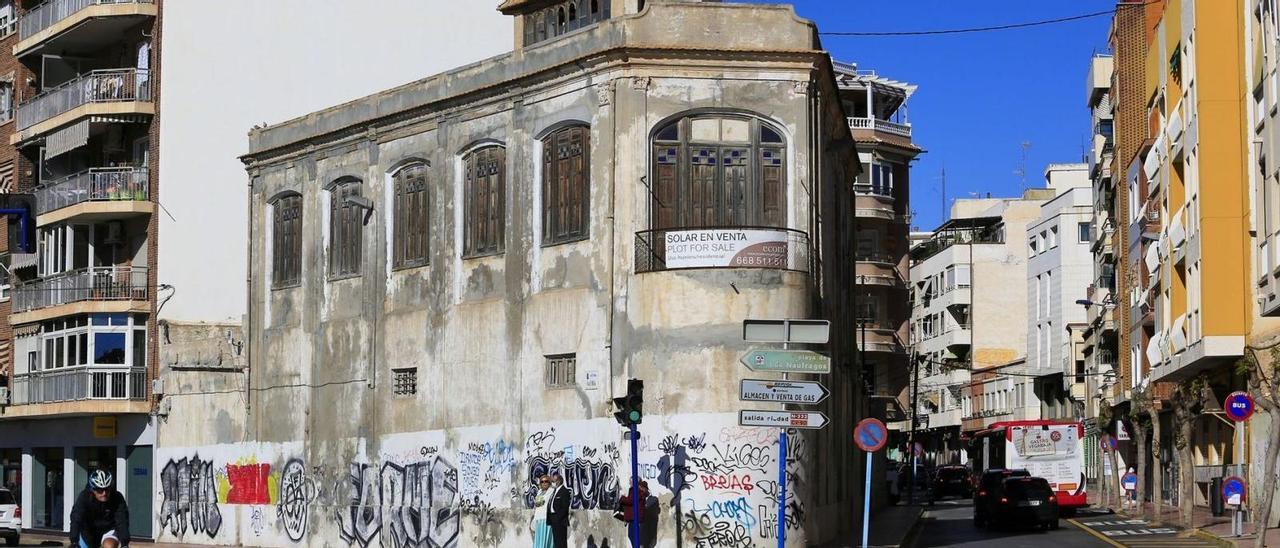 Imagen de ayer de la Fábrica de Hielo con el cartel de venta «como solar» colgado desde el año pasado del edificio protegido.  | JOAQUÍN CARRIÓN