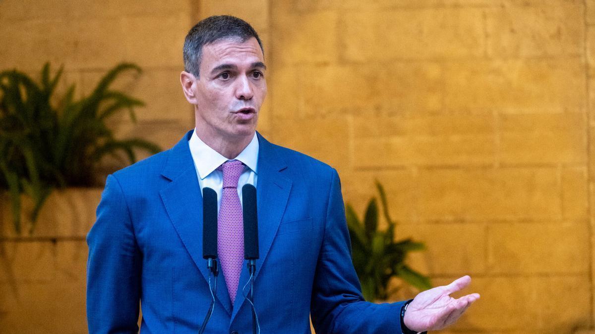 El presidente del gobierno Pedro Sánchez en rueda de prensa tras hablar con su majestad el rey Felipe VI