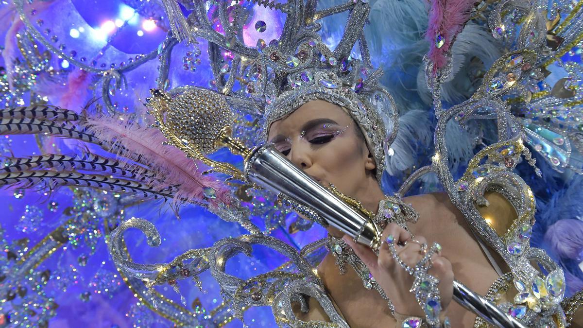 Daniela Medina Ortega con la fantasía ‘Abrazando un sueño’, diseñada por Juan Carlos Armas Febles, Reina del Carnaval 2022.