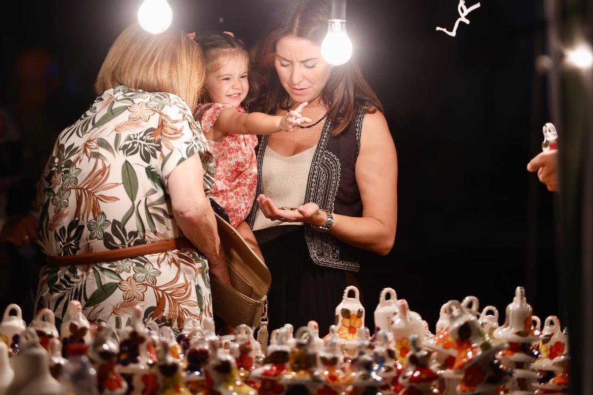 Una familia con su pequeña en el inicio de la Velá de la Fuensanta, este viernes.