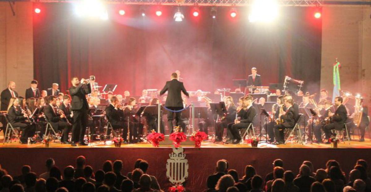 Rubén Simeó, junto a la Banda Municipal de Gallur.