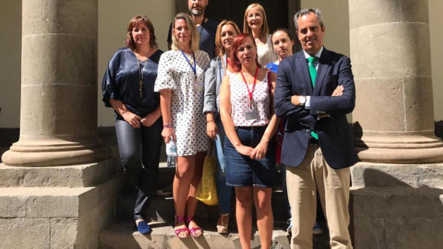 La consejera de Educación, Soledad Monzó, y el diputado Miguel Jorge Blanco, con algunos de los afectados de la OPE