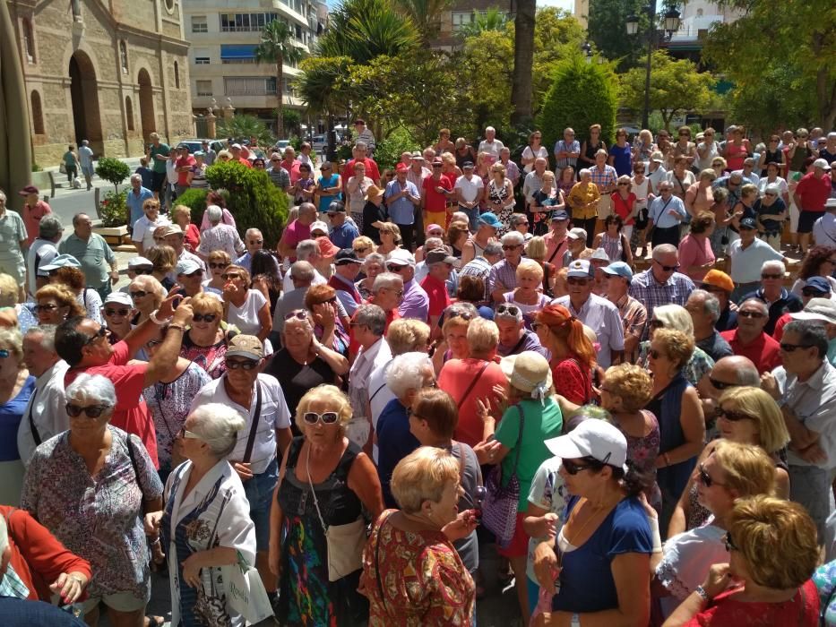 Unos 400 pensionistas piden la reapertura de las cafeterías de los centros de mayores en Torrevieja