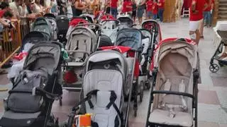 Curiosa imagen: festeras y festeros en Xàbia desde la cuna o desde el carrito de bebé