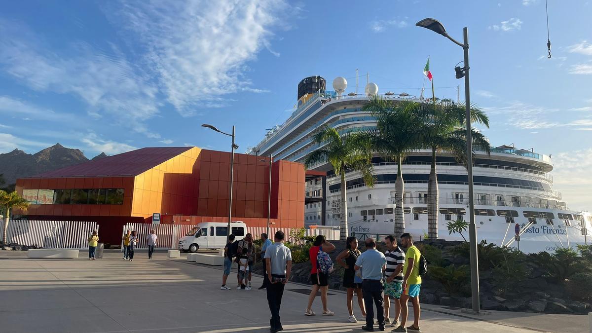 El crucero Costa Firenze arriba al Puerto de Santa Cruz de Tenerife.