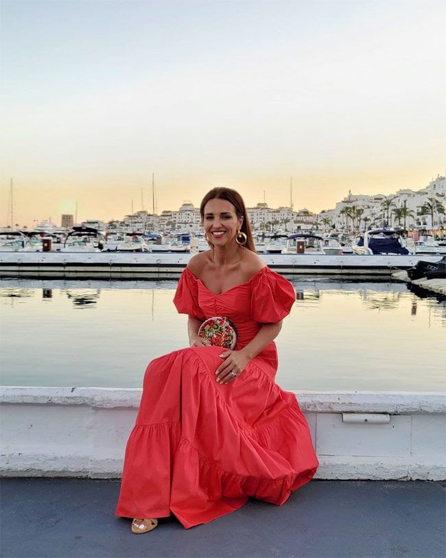 Paula Echevarría con look rojo de Mango de crop top y falda en Puerto Banús