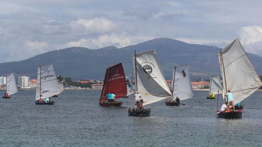 Un grupo de dornas navega por la ría de Arousa.