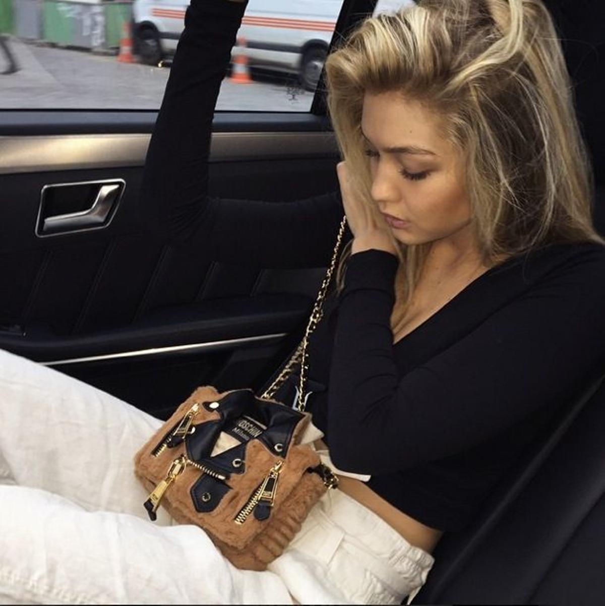 Así lleva el bolso Gigi Hadid