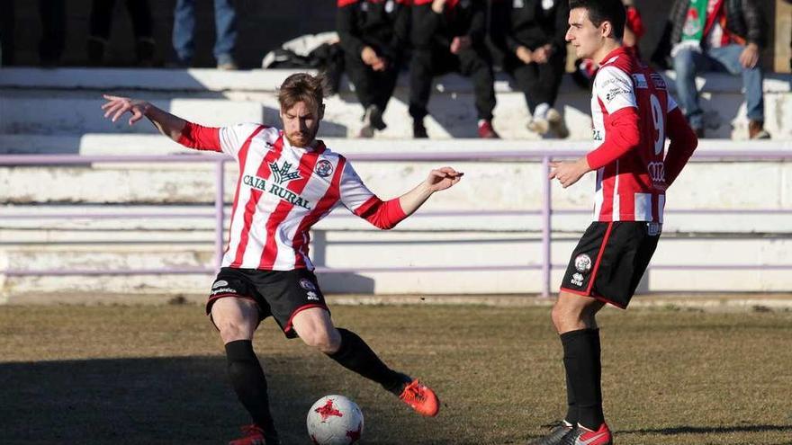 Roberto Levas, autor del gol, golpea el balón, ayer.