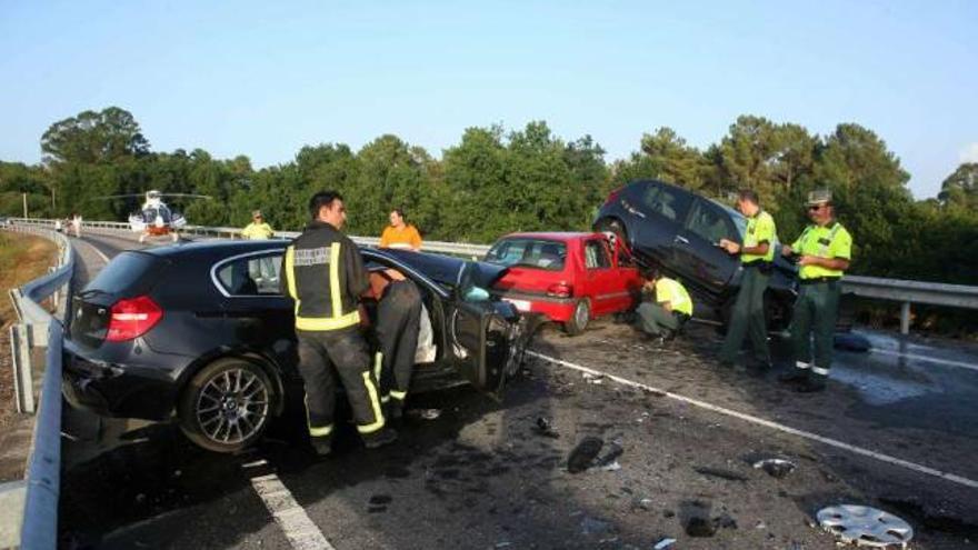 La mujer, que viajaba en el automóvil de la derecha con su familia, murió en el siniestro en cadena.  // Faro