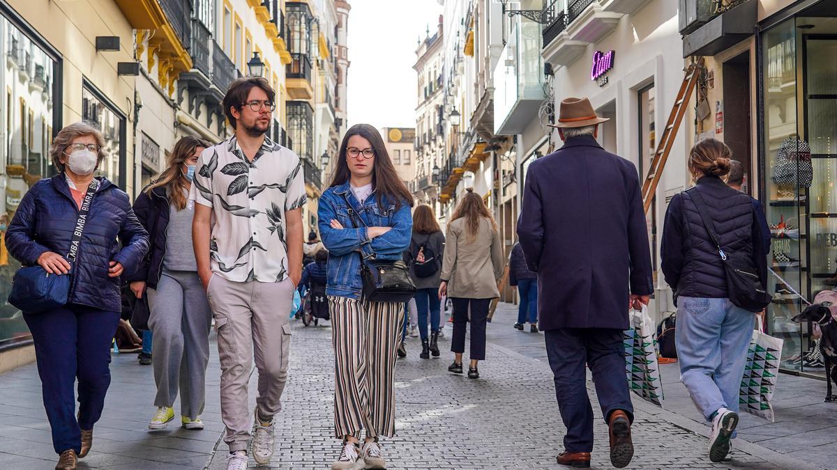 Ciudadanos pasean por la calle Tetuán en Sevilla.