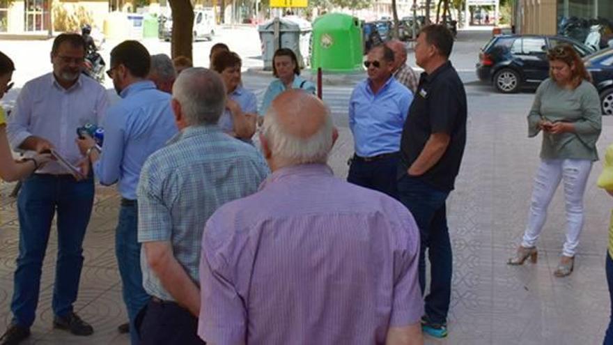 Los vecinos de la Alameda de Cervantes se concentraron ayer para manifestar su descontento con el proyecto de las obras.