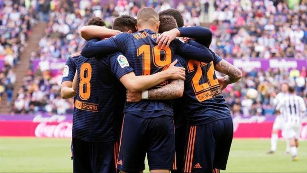 Los jugadores del Valencia CF celebran un gol en Zorrilla para meterse en Champions