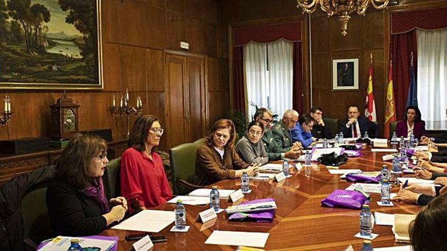 Mesa de trabajo sobre la trata de seres humanos, reunida ayer en la Subdelegación del Gobierno de Zamora.