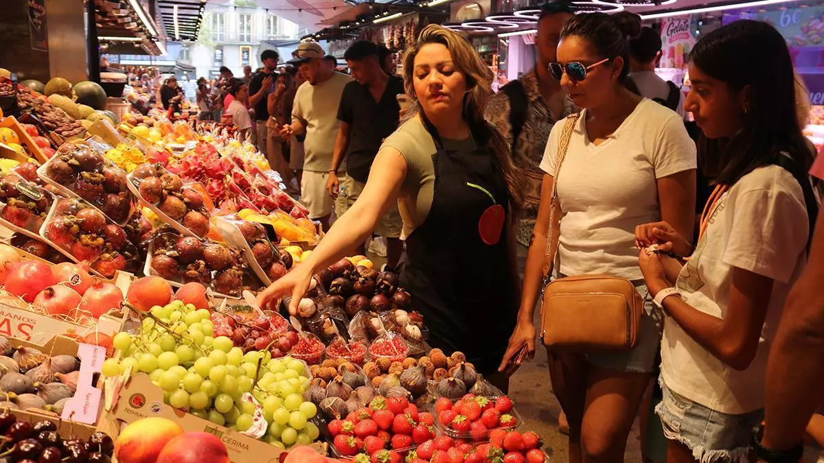 La Boqueria de Barcelona iniciará en otoño los preámbulos de su gran reforma, con el reto de reducir la oferta turística