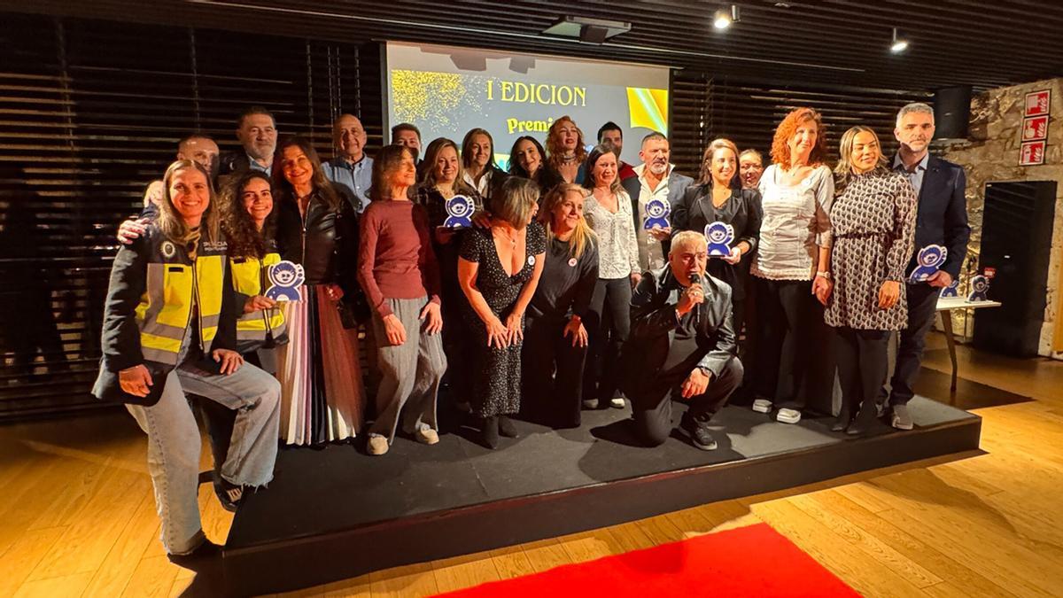 Foto fin de fiesta de la Gala Cada Niño un Juguete en el Palacio de la Oliva.
