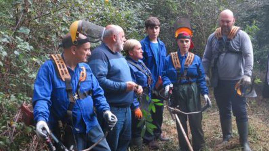 Las brigadas de limpieza de A Laracha acondicionan la zona del río Vilán