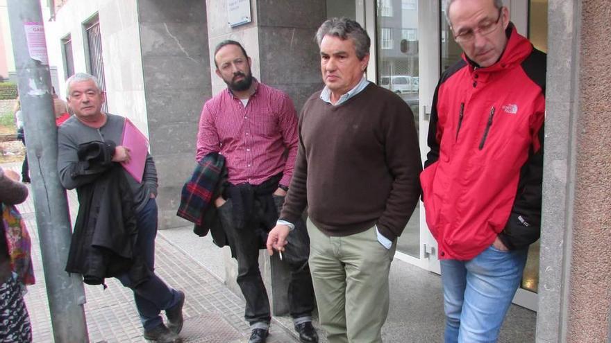 Por la izquierda, Julio César Alonso, Alfonso Miyares, Rogelio Marotías y Juan Cigarría, ayer, a la puerta del Juzgado de Llanes.