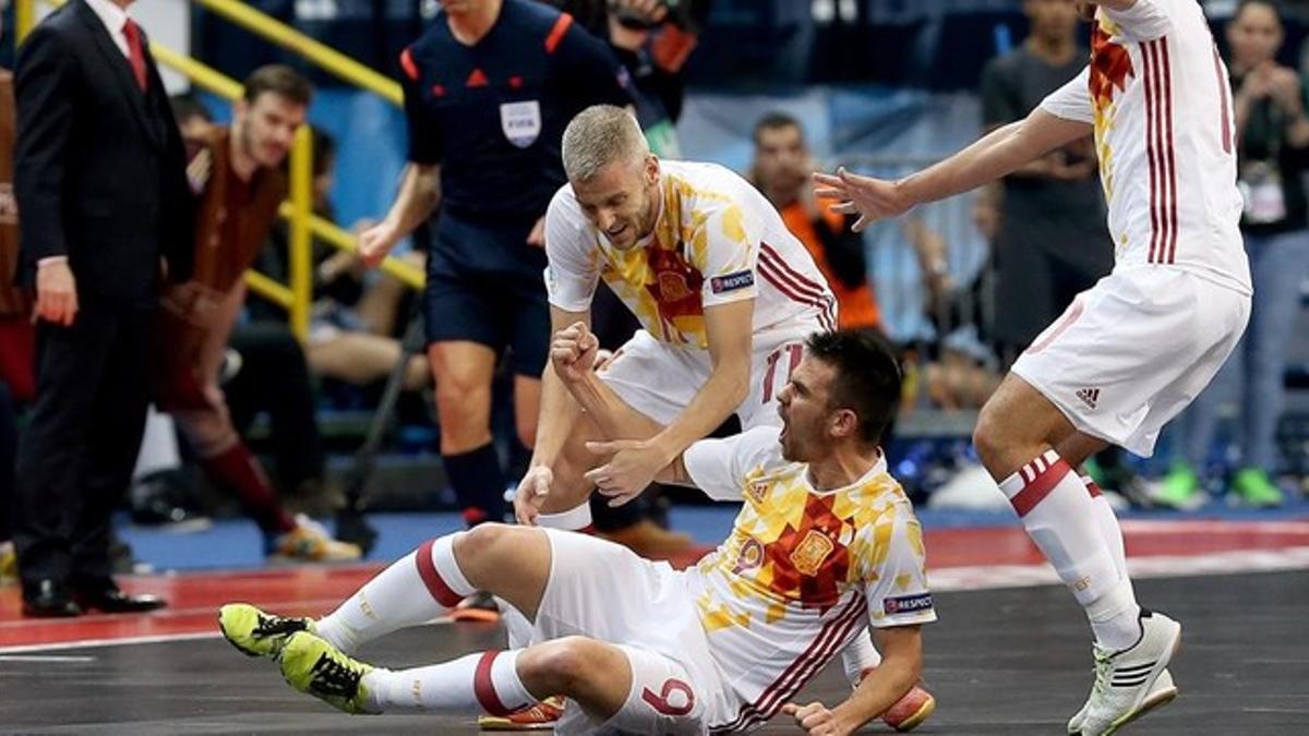 Álex celebra en el suelo el gol que ha abierto el marcador en la final de España ante Rusia.