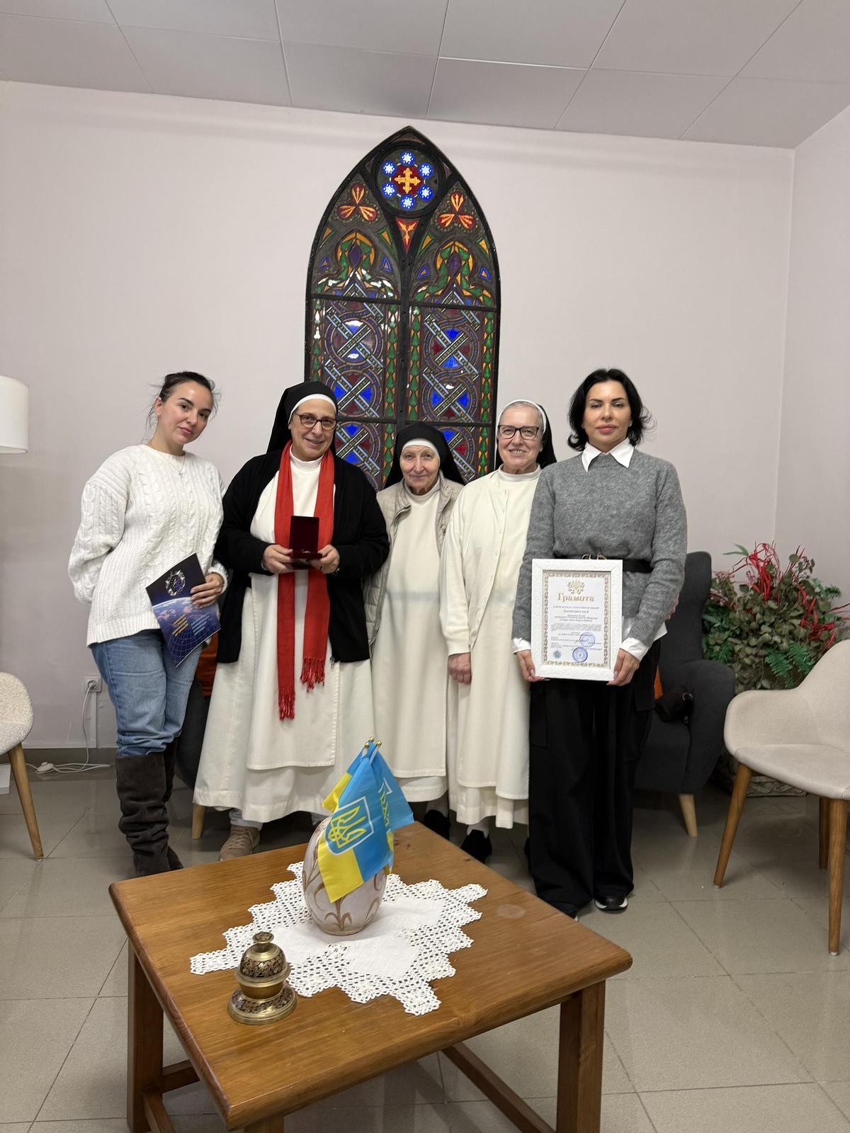 Sor Lucia amb les germanes sor Pilar i sor Juana Mari; a l'esquerra, Olga Slepchenko i, a la dreta, Tetiana Korkhi, representants d'Europol Ucraïna