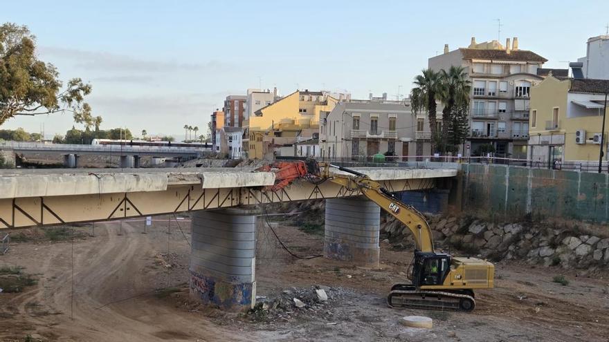 Comienza el derribo del Pont Vell de Paiporta