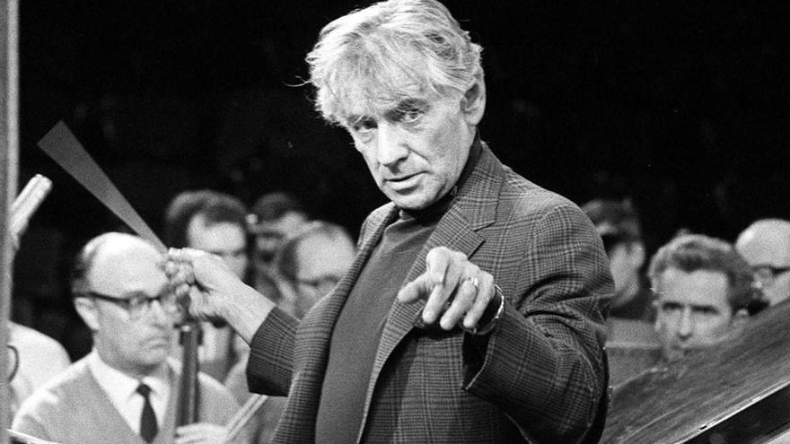 Leonard Bernstein, en plenos ensayos.