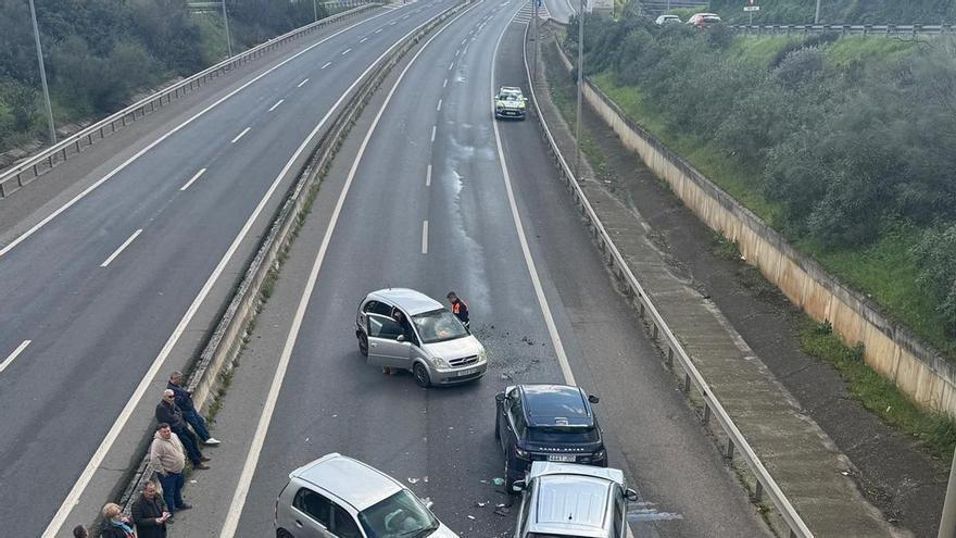 Una colisión múltiple en la Ronda Oeste de Córdoba deja dos personas heridas