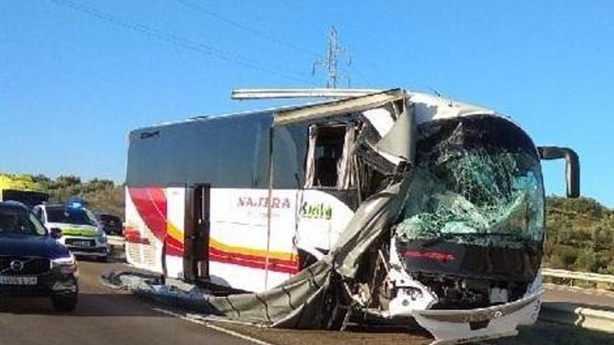 Dos heridos al chocar un autobús que salió de Córdoba con un camión en Bailén