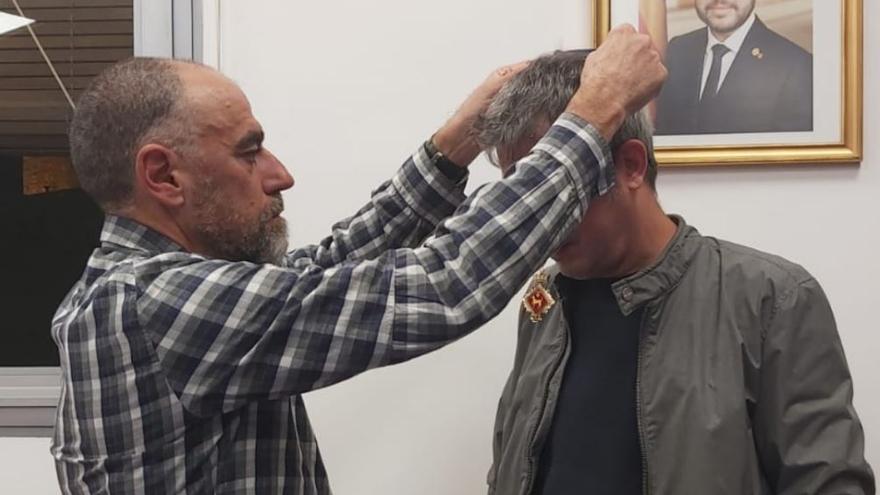 Moment en què l&#039;alcalde Jordi Badia posa la medalla de regidor a Sergi Fitó