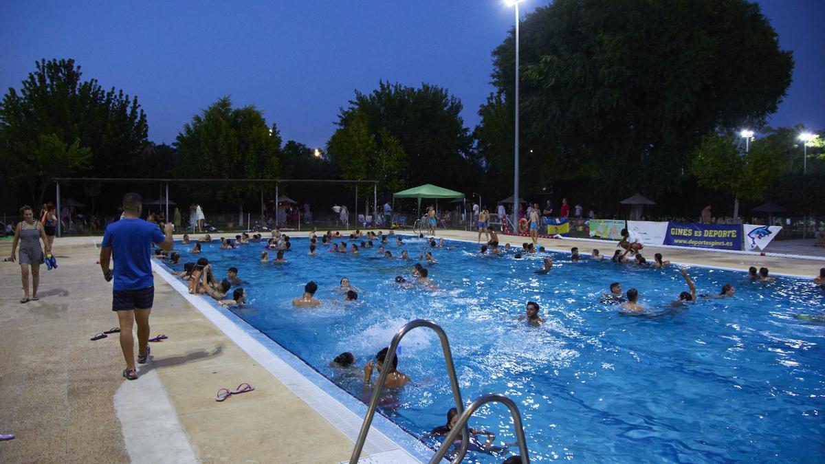 La localidad sevillana de Gines abrió la piscina municipal este lunes hasta la medianoche para combatir el calor
