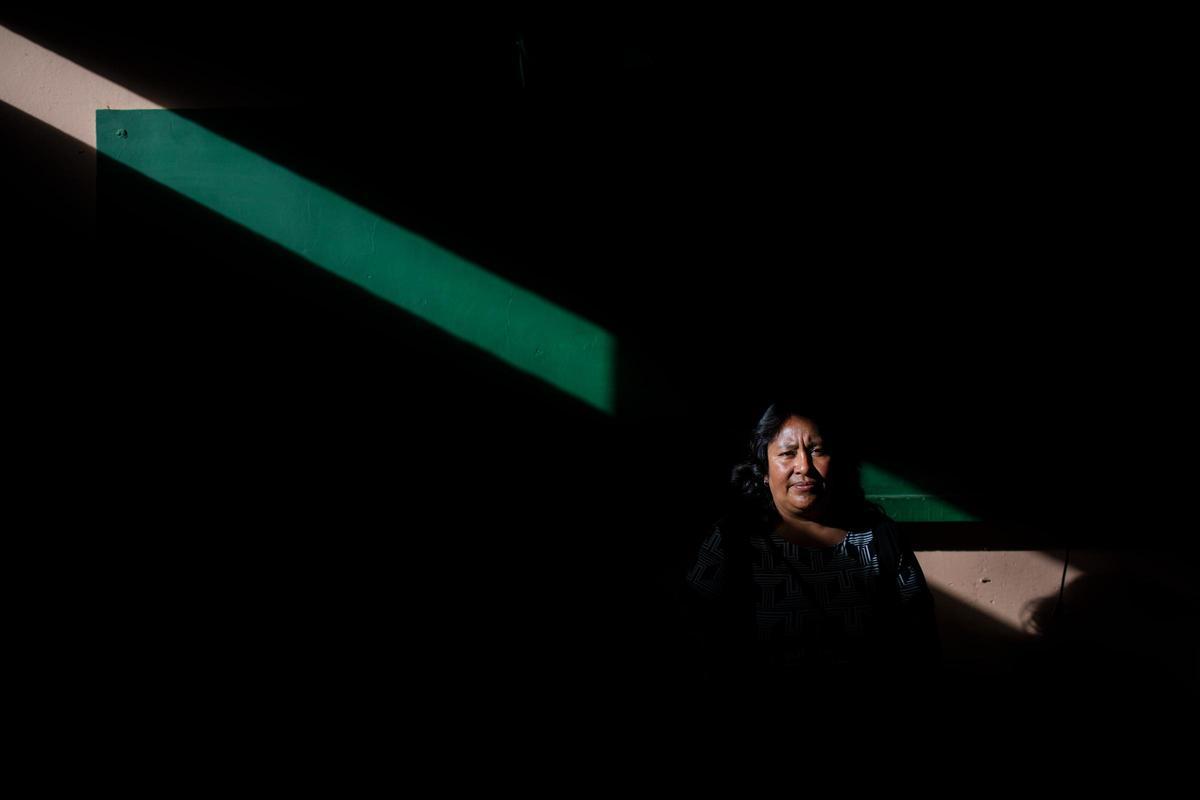 Nora Nancy, maestra, fotografiada en su escuela de Samaniego. En 2008, cuatro docentes fueron asesinados por las fuerzas rebeldes de las FARC en la cercana Guachavés, lo que la obligó a huir de su hogar. Colombia, 25 de julio de 2016.