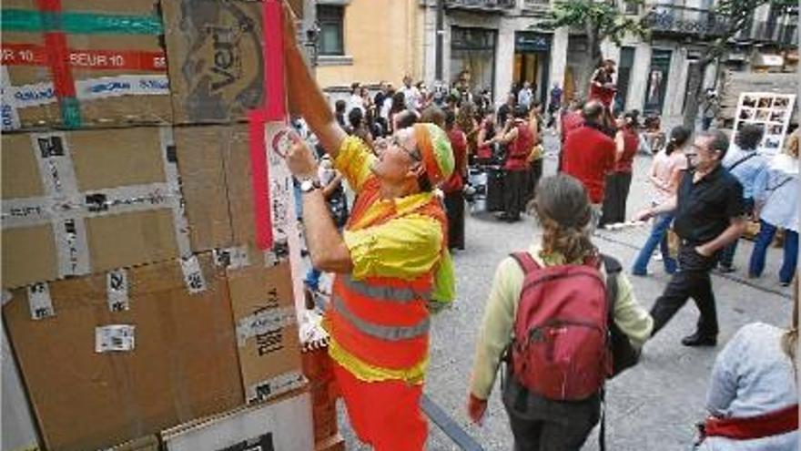 Acció pictòrica a la Rambla de Girona.