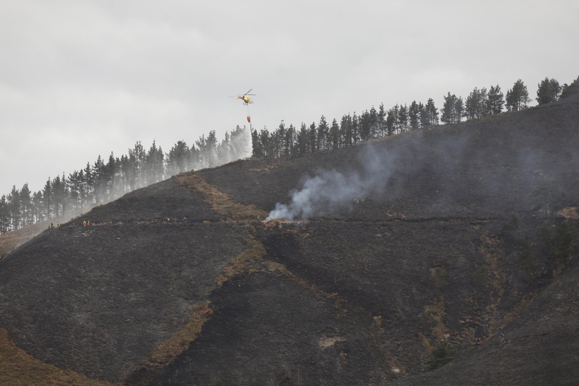 En imágenes: El fuego asedia Asturias, con 51 incendios activos