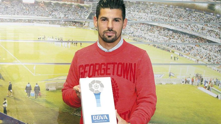 Nolito sostiene el premio como mejor jugador de septiembre.