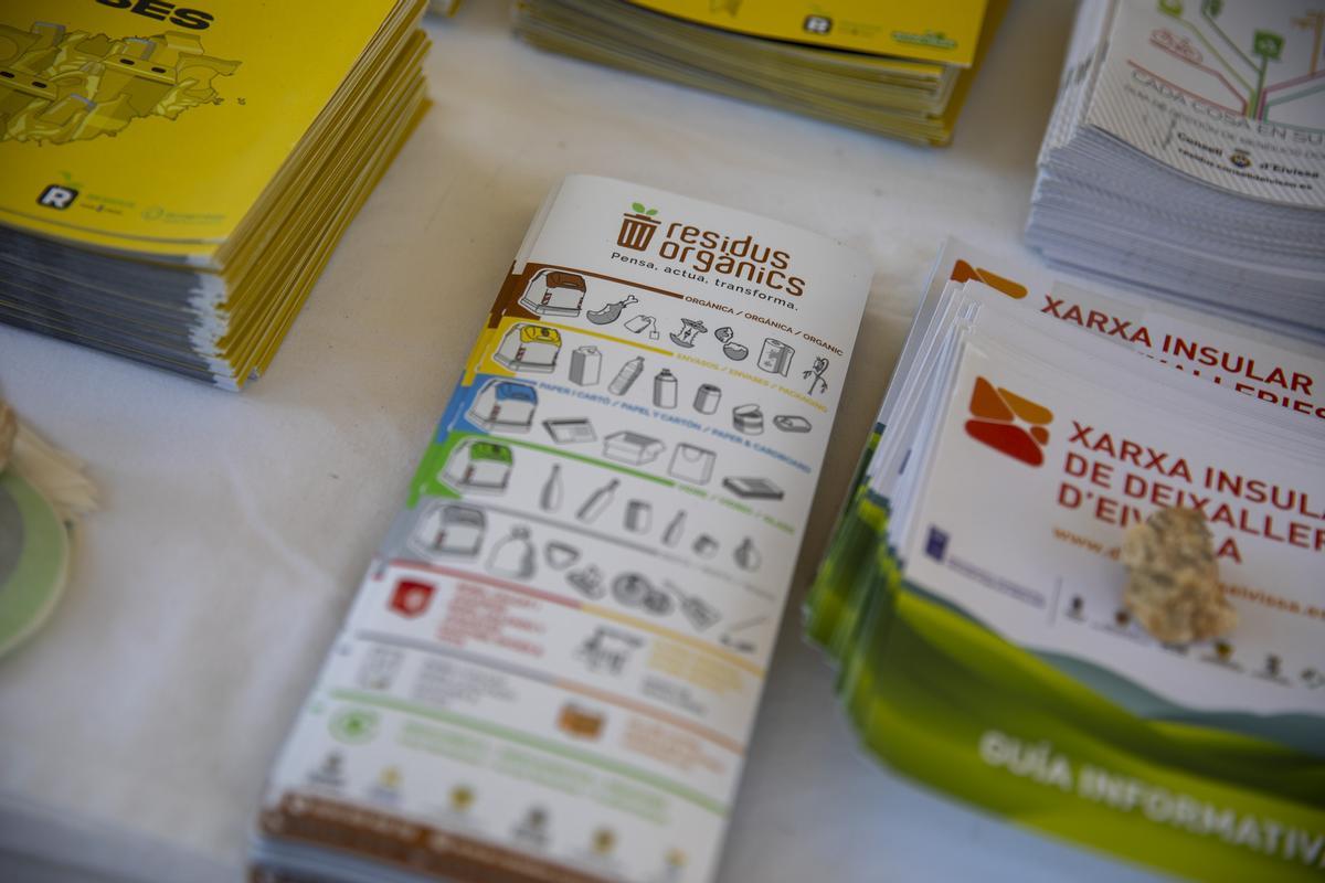 Un estand para concienciar sobre el reciclaje y sensibilización ambiental