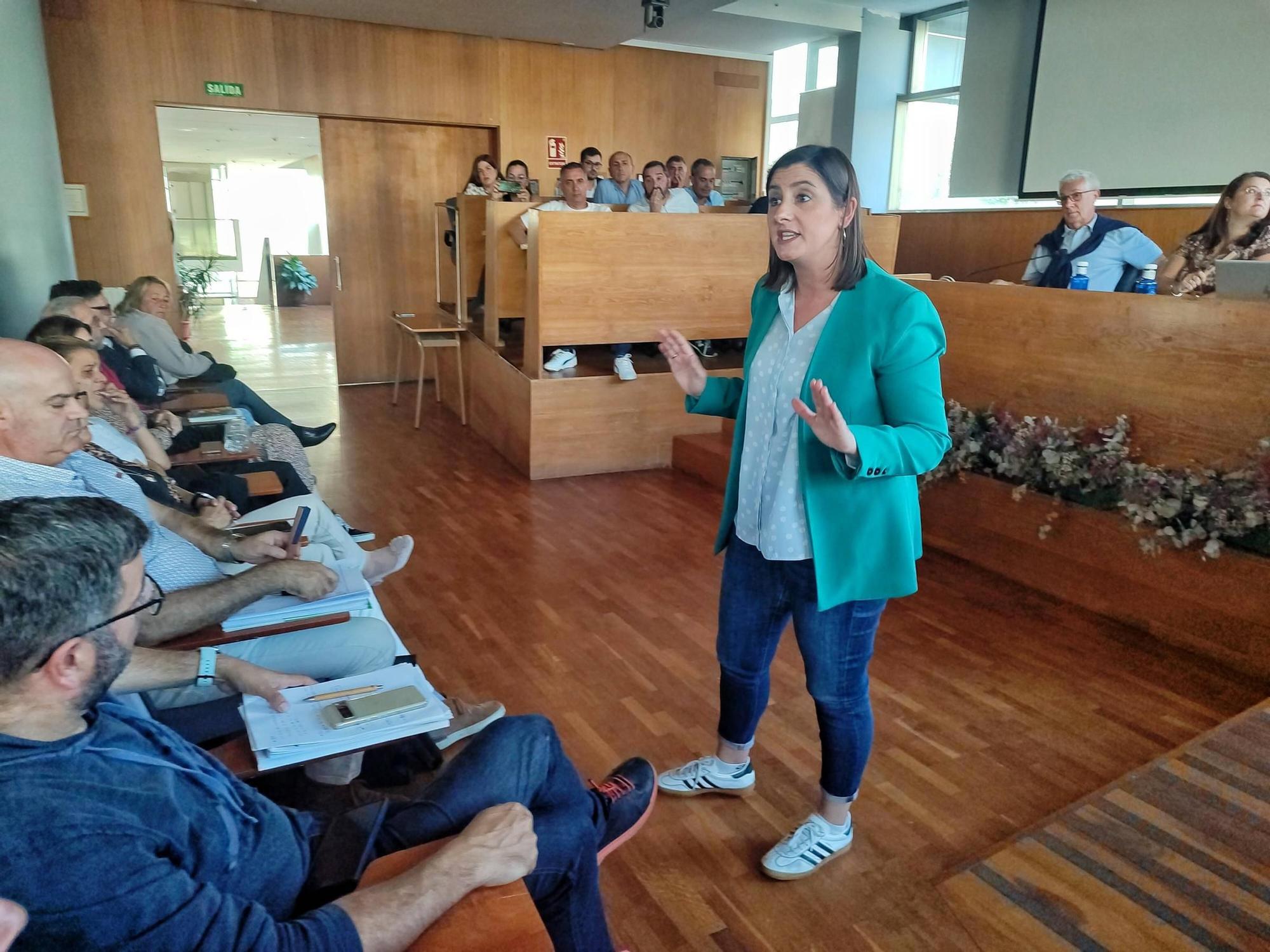 Multidudinaria protesta contra la subida de la basura en Cangas