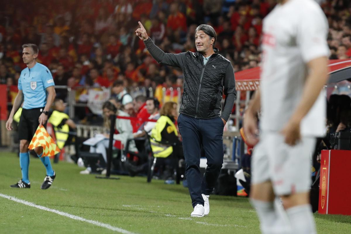 ZARAGOZA, 24/09/2022.- Murat Yakin, seleccionador de fútbol de Suiza, se dirige a sus jugadores durante el partido de la Liga de Naciones que España y Suiza disputan este sábado en el estadio de La Romareda, en Zaragoza. EFE/Toni Galán