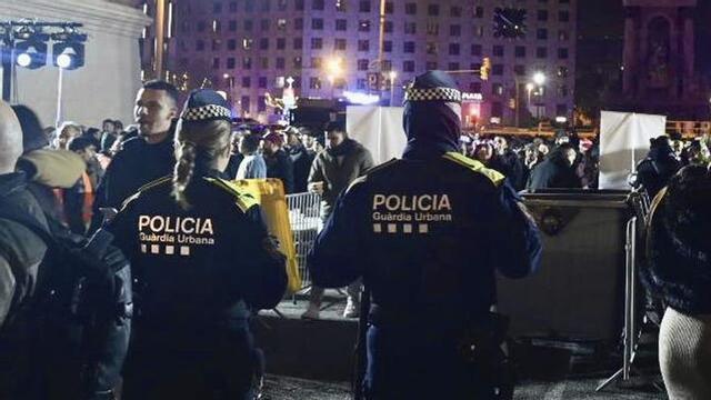 Una patrulla de la Guàrdia Urbana a la plaça d’Espanya durant la nit de Cap d’Any. | JORDI COTRINA