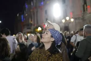 Visitantes contemplan con atención la falla municipal antes de la plantà