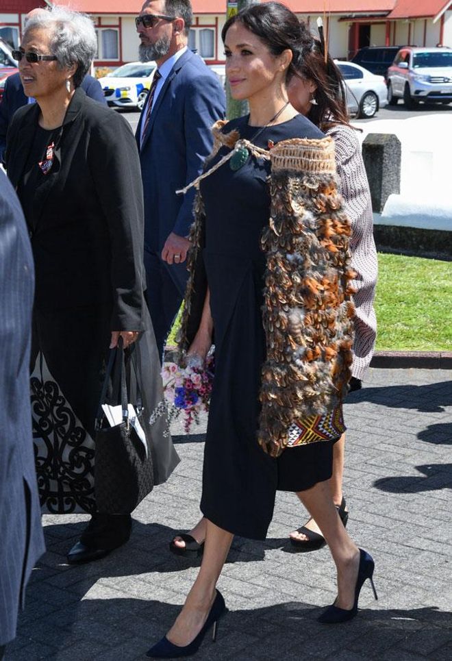 Meghan Markle con la tradicional manto maorí durante su visita a Te Papaiouru Marae