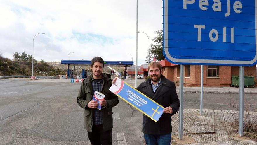 Segundo González -izquierda- y Daniel Ripa en la autopista del Huerna.