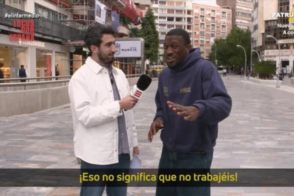 Dylan Ennis habla para El Intermedio en Murcia.