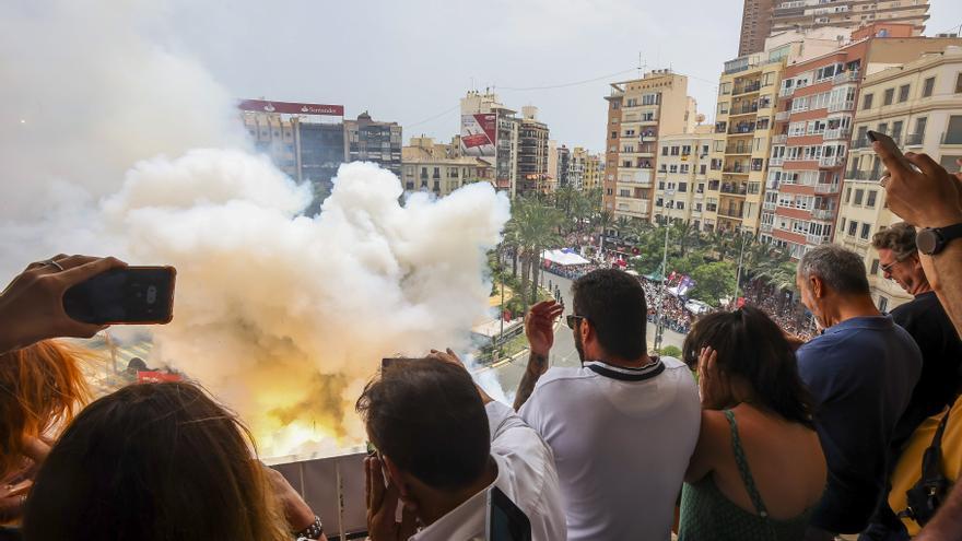 Balcones a mil euros por día para las mascletás de Hogueras en Luceros