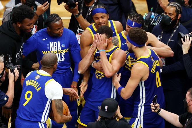 ¡Así celebraron los Warrios el título de la NBA!